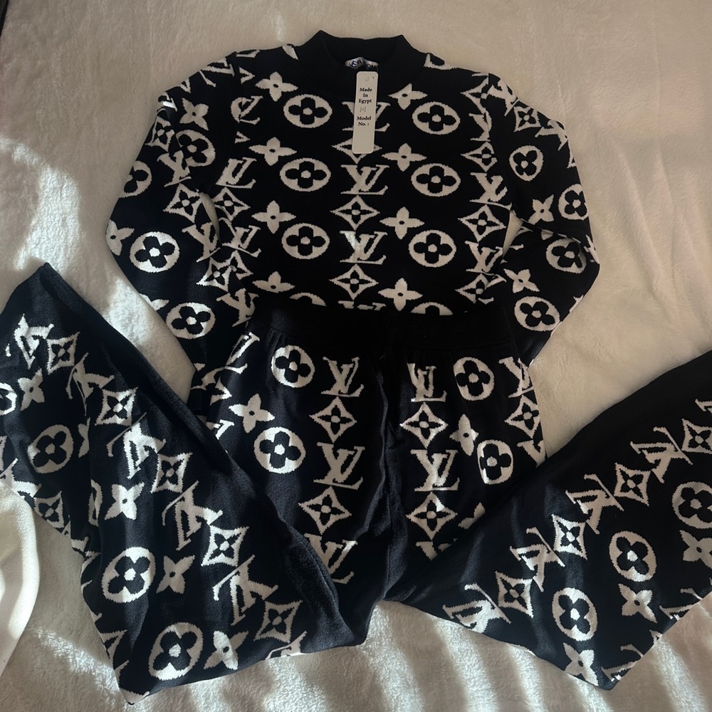 Black and White LV Logo Sweater and Pants Set Small